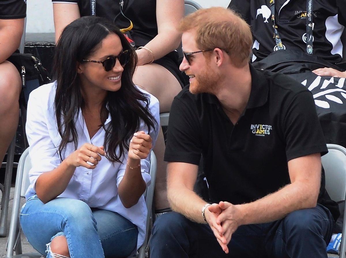 El príncipe Harry y Meghan Markle hacen su primera aparición pública