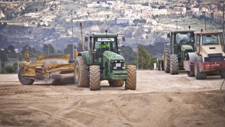 Las excavadoras allanan los terrenos en los que se instalarán las empresas que han adquirido parcelas en el polígono de Tibi.