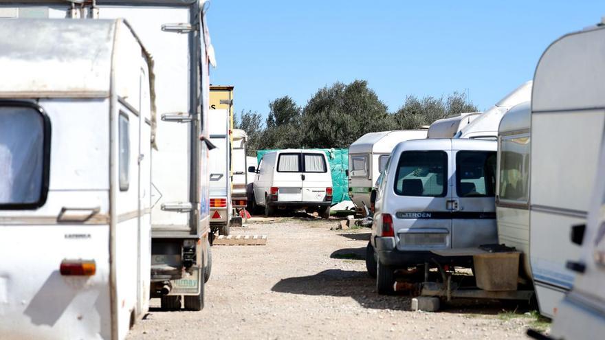 Autocaravanas estacionadas en sa Joveria, en el municipio de Ibiza. | TONI ESCOBAR