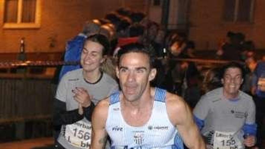 Daniel Pérez, corriendo en la &quot;San Silvestre&quot; de Navia.