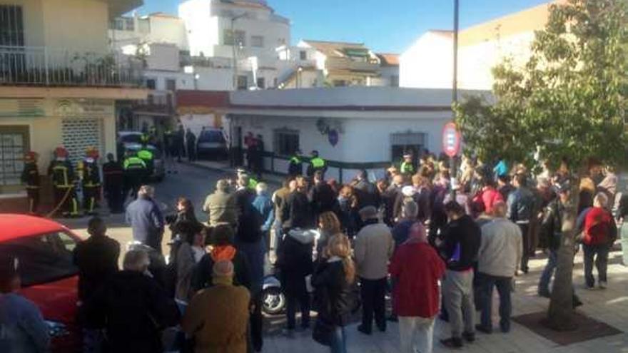 Un grupo de vecinos observa la protesta de Lázaro Gutiérrez en Las Lagunas de Mijas, el pasado lunes.