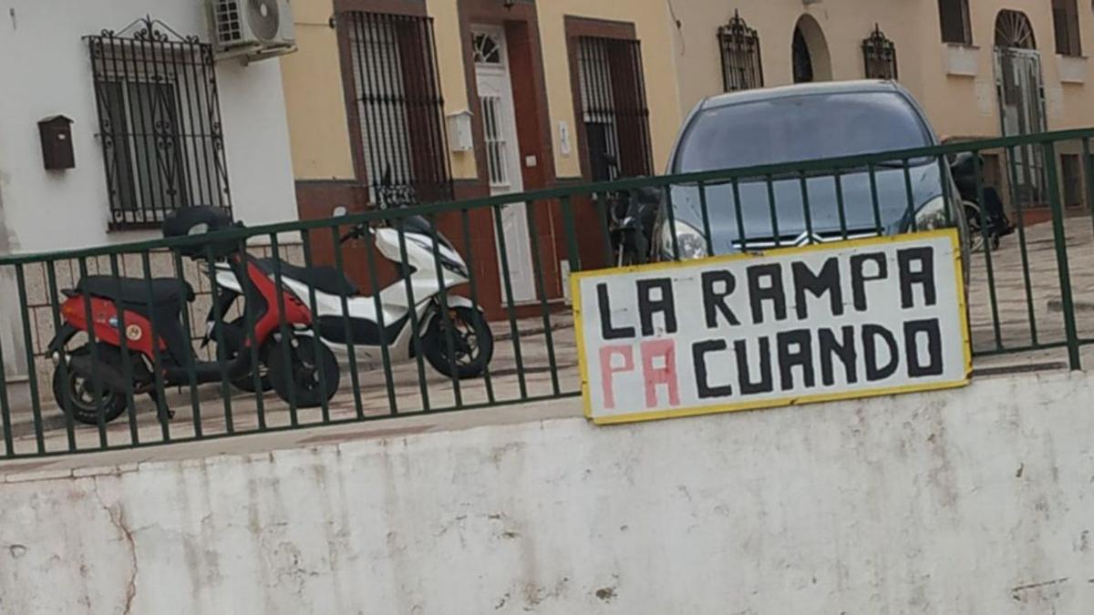 Pancarta que reivindica una rampa en las inmediaciones del Materno, en el Parque Victoria Eugenia.