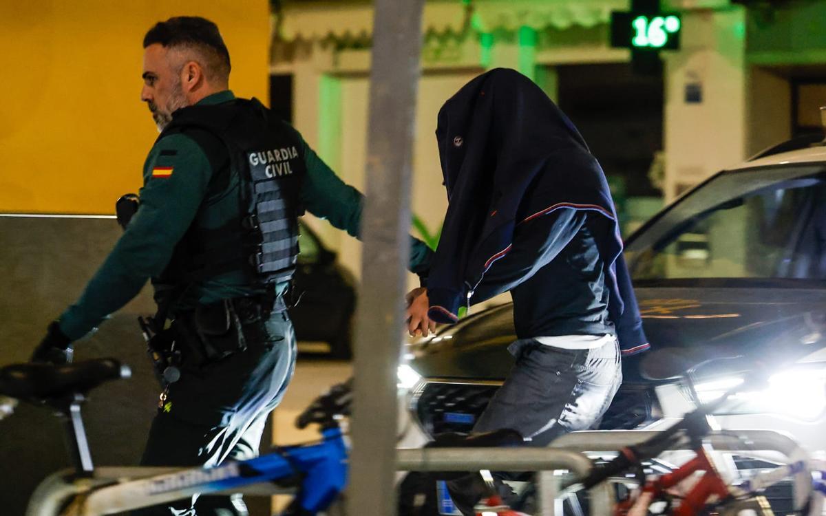 Fotogalería: La Guardia CIvil registra la casa del hombre que ha matado de un tiro en la cabeza a su vecino en Catarroja
