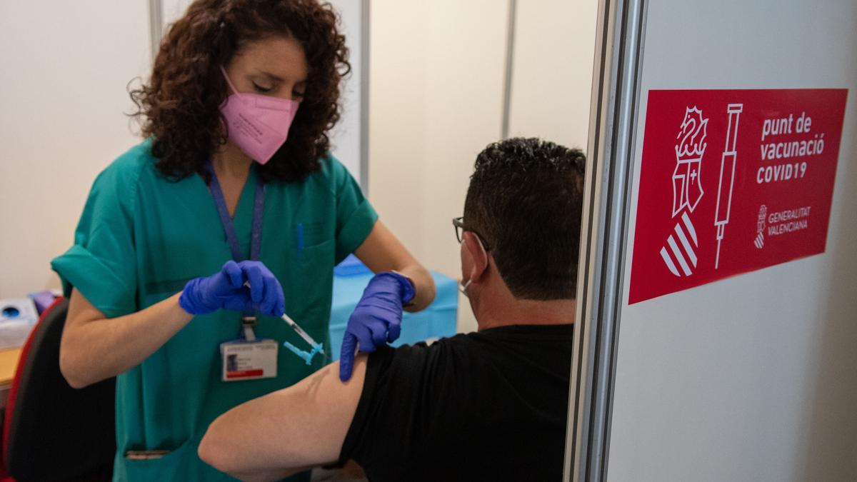 Imagen de la preparación de vacunas en el Auditori de Castelló, que este sábado también vacunará.