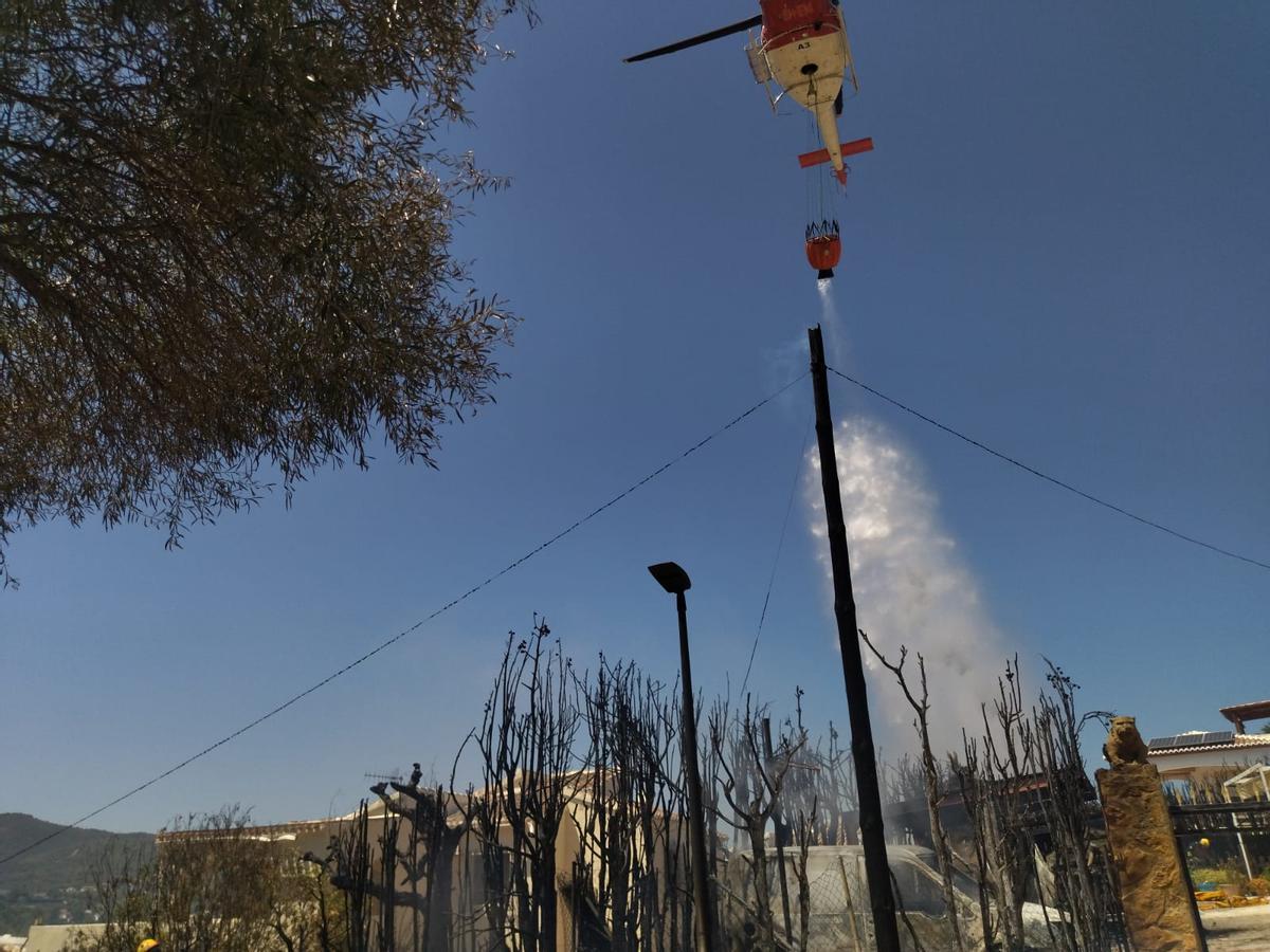 Desalojan varios chalés por un incendio en Xàbia Desalojan varios chalés por un incendio en Xàbia