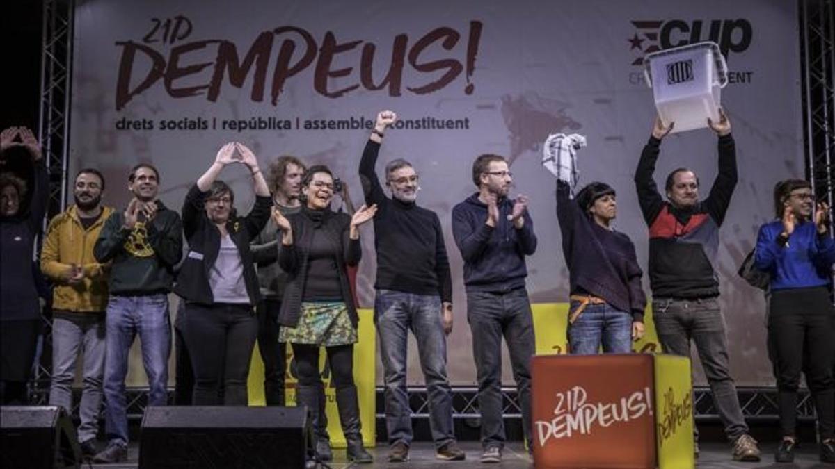 Miembros de la CUP durante la campaña electoral para las elecciones al Parlament del 2017.