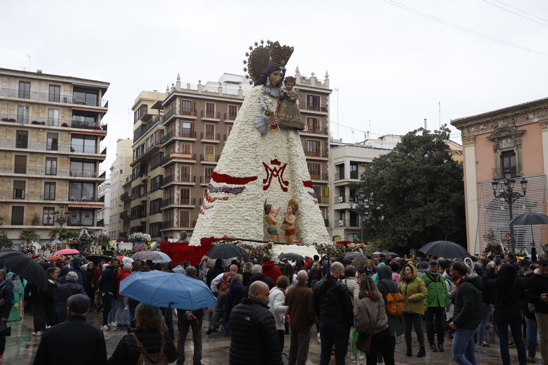 Cientos de personas se acercan a visitar el manto de la Virgen