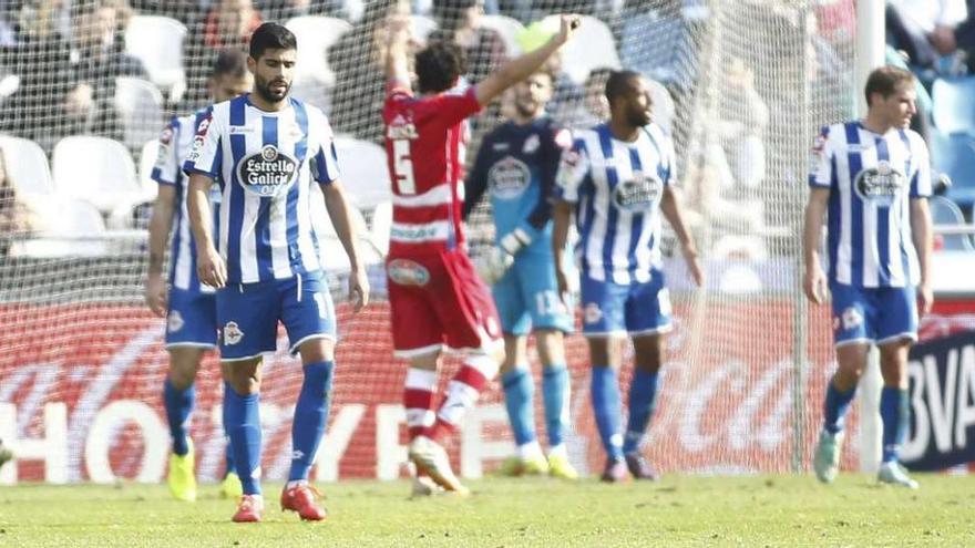 Deportivistas cabizbajos tras empatar el Granada.