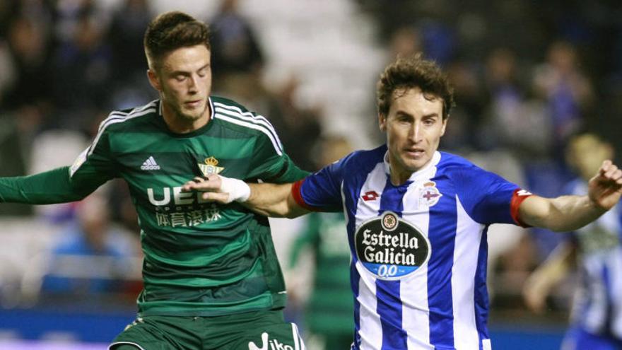 Mosquera controla el balón ante el delantero del Betis Van Wolfswinkel.