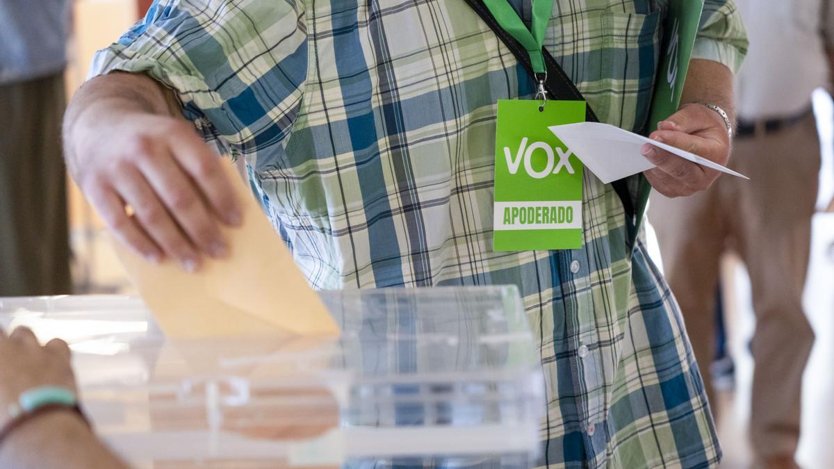 Un apoderado de Vox ejerciendo su derecho al voto en un colegio electoral catalán este 23J