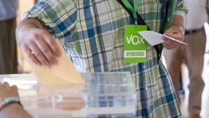Un apoderado de Vox ejerciendo su derecho al voto en un colegio electoral catalán este 23J