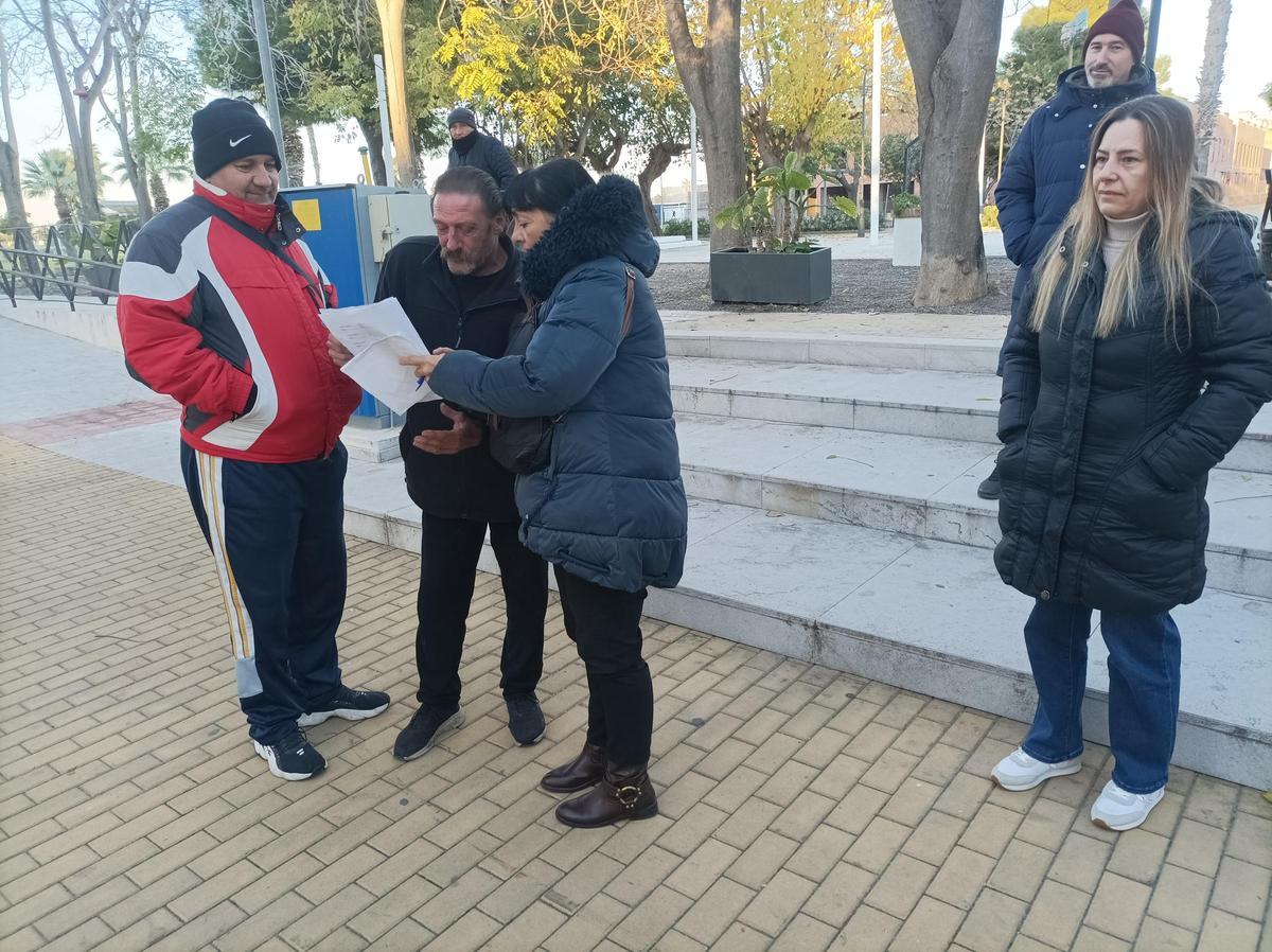 Vendedores, en el mercado de la playa de Moncofa.