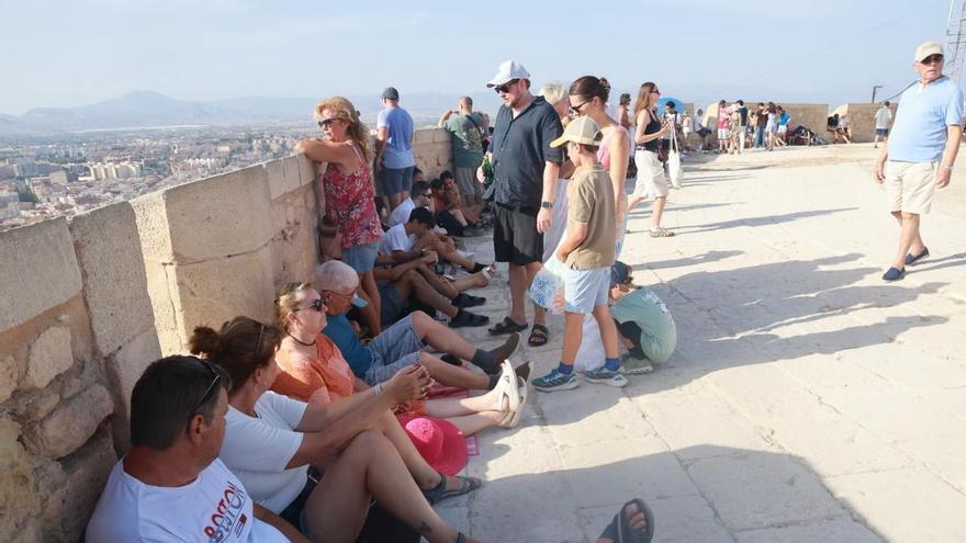Cientos de alicantinos se preparan para ver el eclipse de sol en el castillo de Santa Bárbara