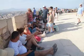 Cientos de alicantinos se preparan para ver el eclipse de sol en el castillo de Santa Bárbara