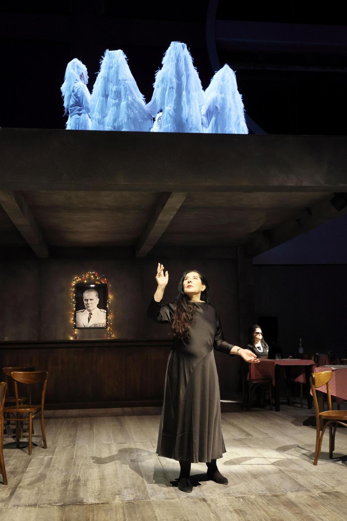 Marina Abramović y Kath Fitzgibbon en Marina Abramović Balkan Erotic Epic