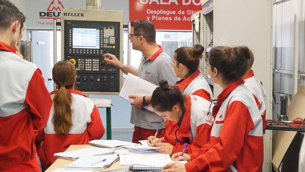 Alumnos de FP Dual en la planta de Deutz Spain, en Zafra.