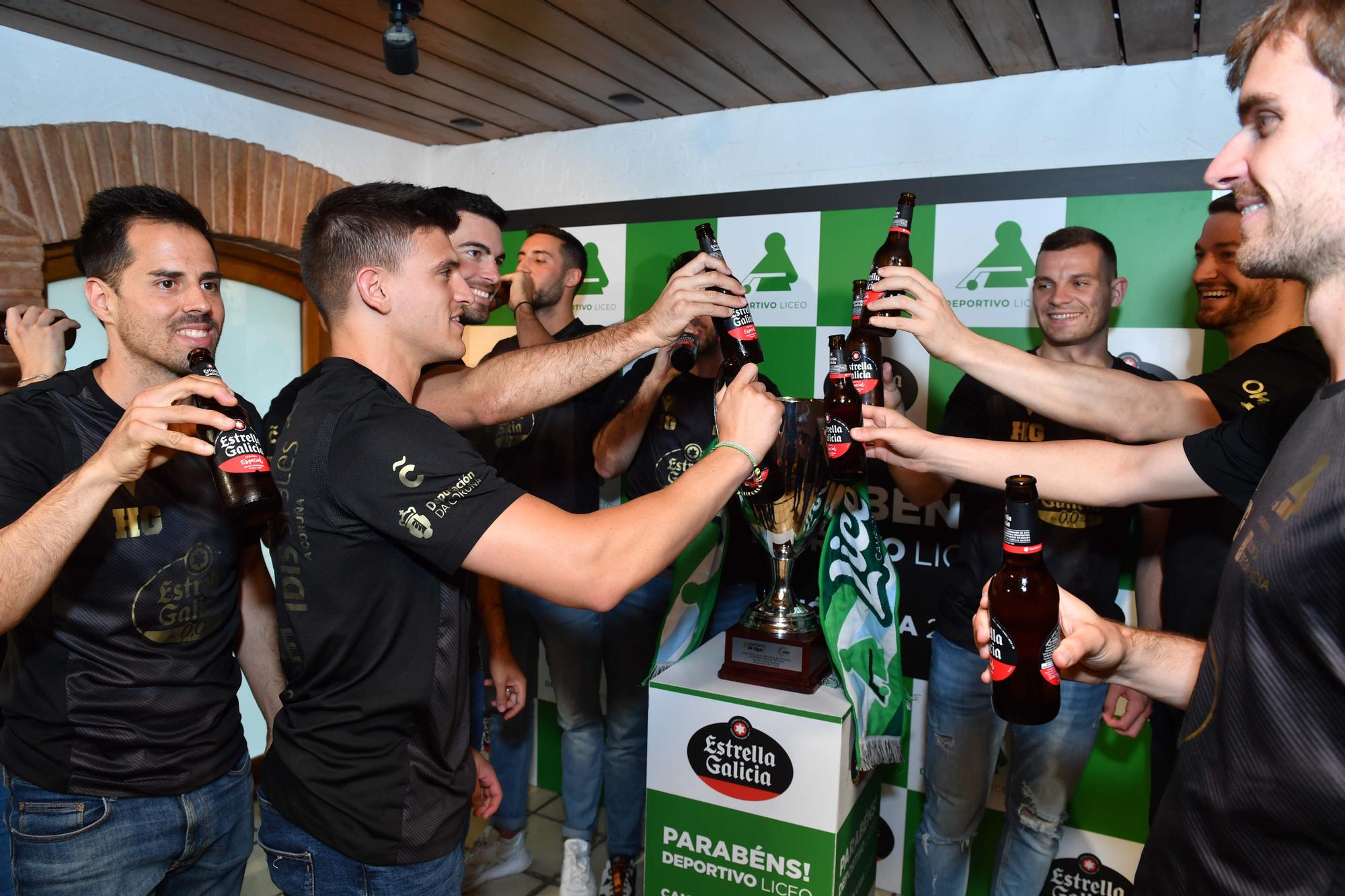 La plantilla del Liceo celebra su título de OK Liga en la cervecería de Estrella Galicia en Cuatro Caminos.