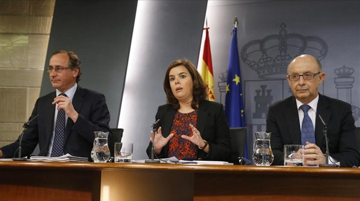 Alfonso Alonso, Soraya Sáenz de Santamaría i Cristóbal Montoro, en la roda de premsa posterior al Consell de Ministres.