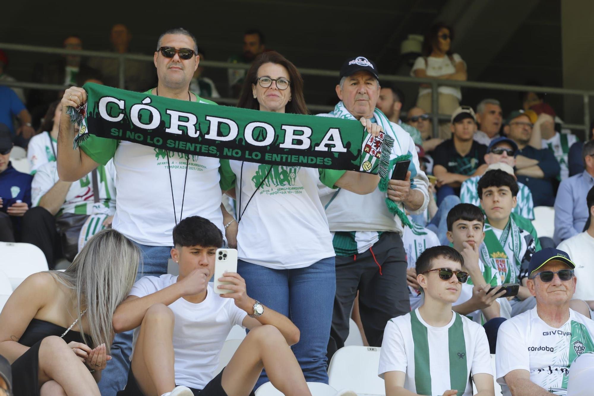 Córdoba CF-Málaga: las imágenes de la afición blanquiverde en El Arcángel
