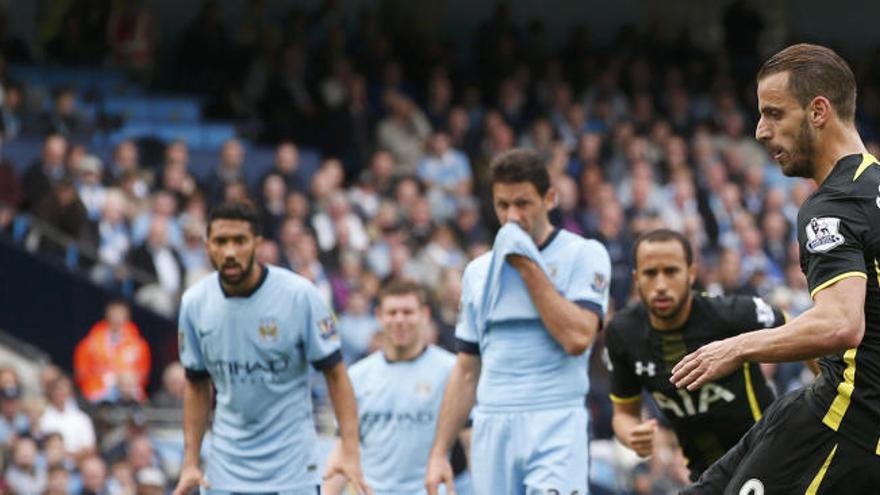 Momento en el que Soldado se dispone a lanzar el penalti que falló ante el Manchester City.