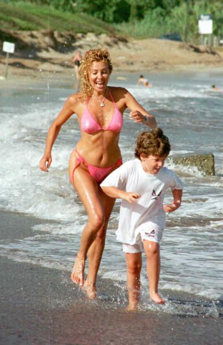 Ana Obregón y Álex Lequio en la playa.