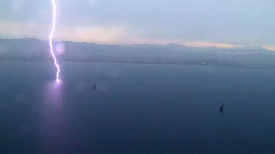 ¡Espectacular rayo en mitad del océano en el quinto día de la Copa América!