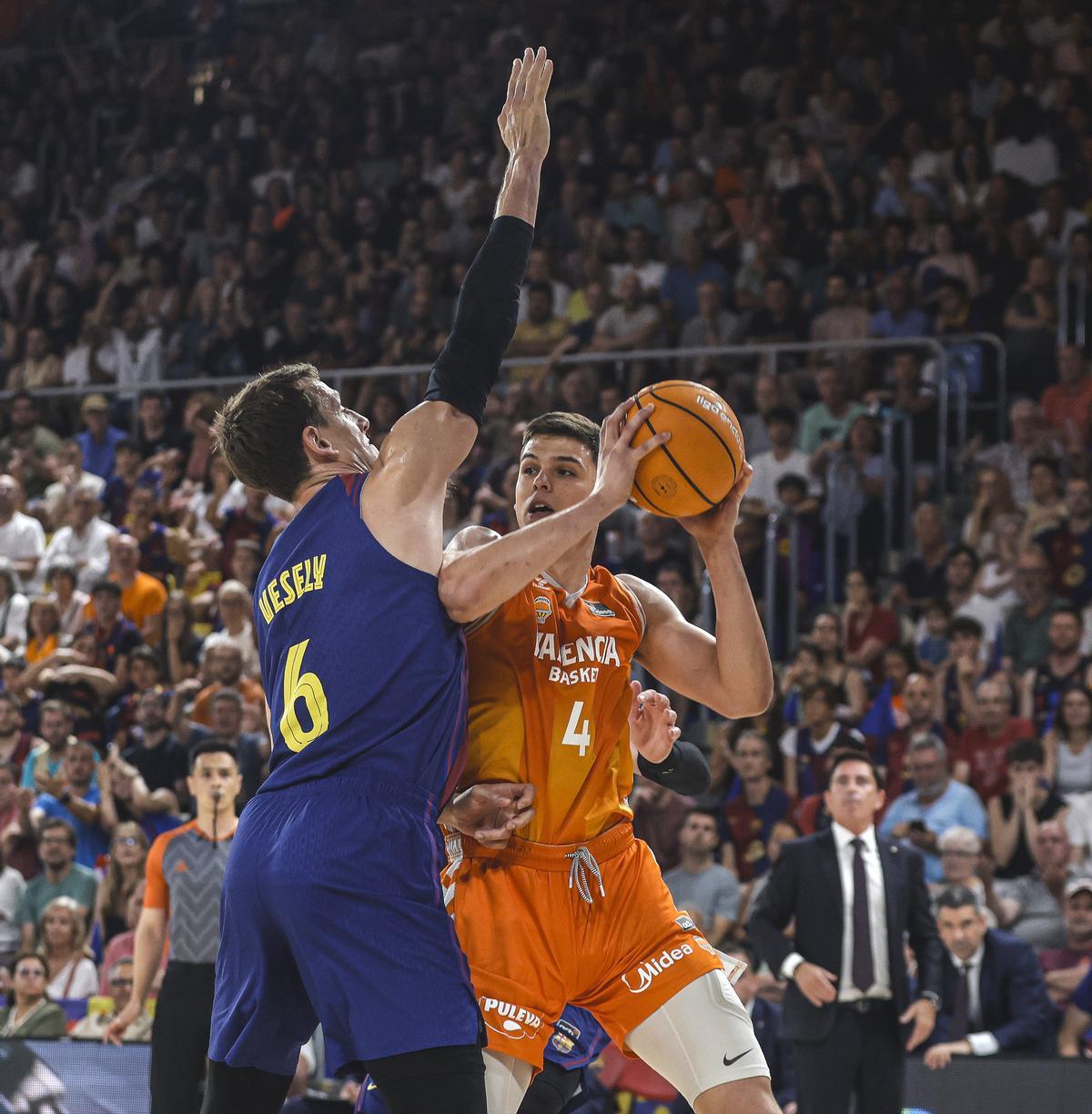 Jaime Pradilla, defendido por Jan Vesely en la final de la Liga Endesa ante el Barcelona.