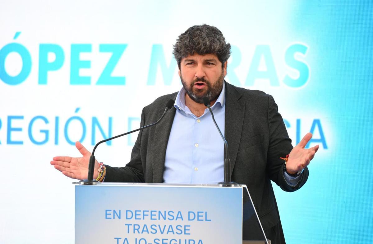 Acto en defensa del trasvase en Pilar de la Horadada con la presencia de los presidentes autonómicos de la Comunidad Valenciana y Murcia, convocado por los regantes Acto en defensa del trasvase en Pilar de la Horadada con la presencia de los presidentes autonómicos de la Comunidad Valenciana y Murcia, convocado por los regantes