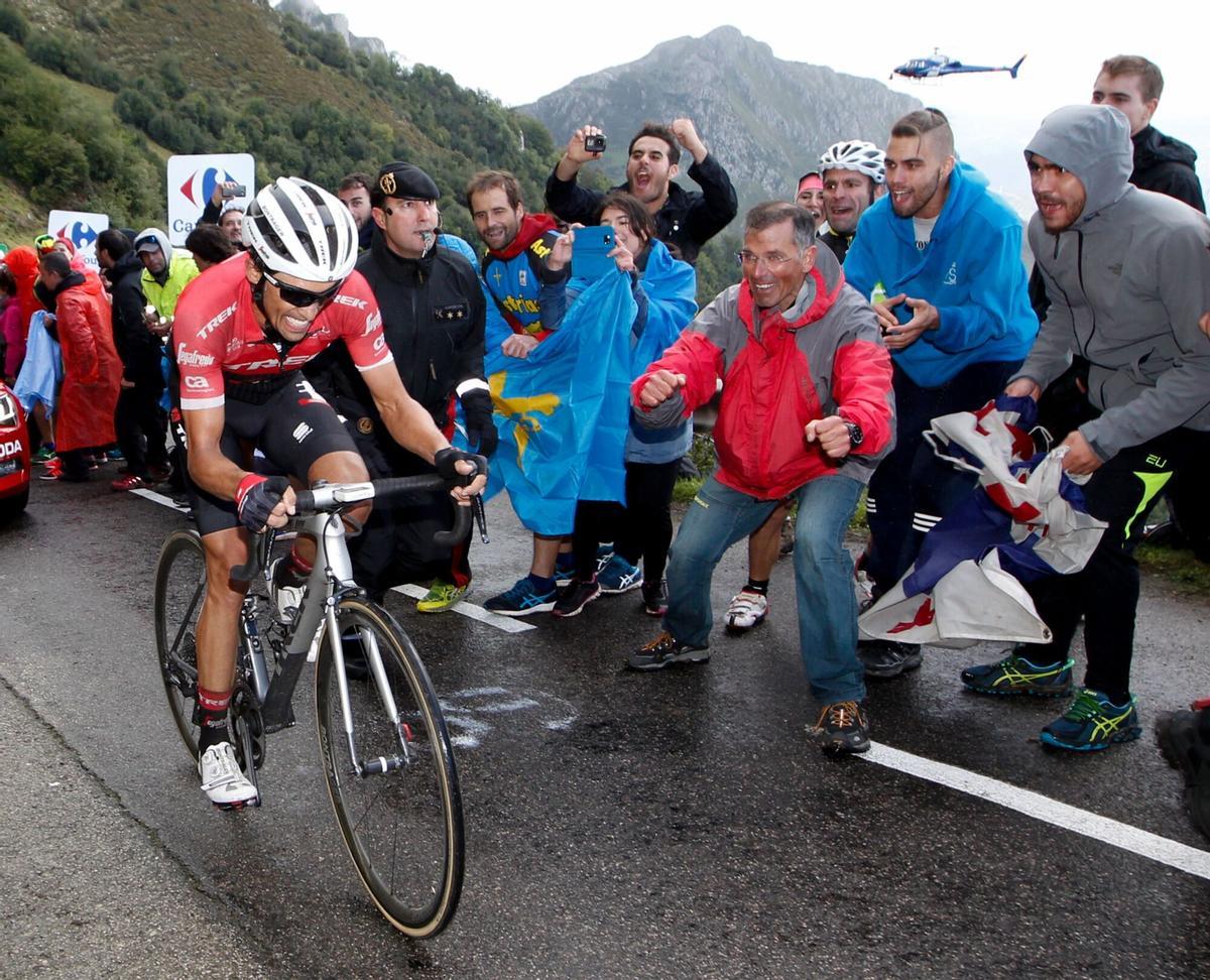 ALBERTO CONTADOR SUBIENDO LA CUEÑA LES CABRES. CICLISMO. VUELTA CICLISTA A ESPAÑA. ETAPA CORVERA- ALTO DEL ANGLIRU