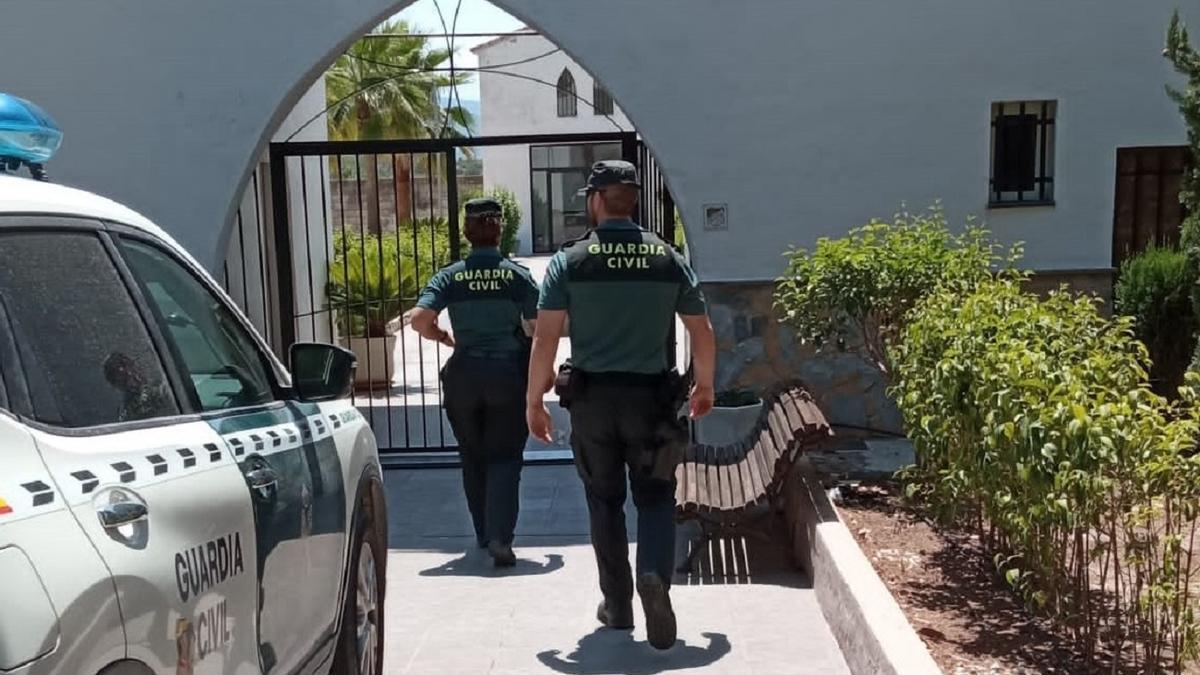 La Guardia Civil entra en el cementerio de Guadassèquies, donde ocurrió el primer asalto.