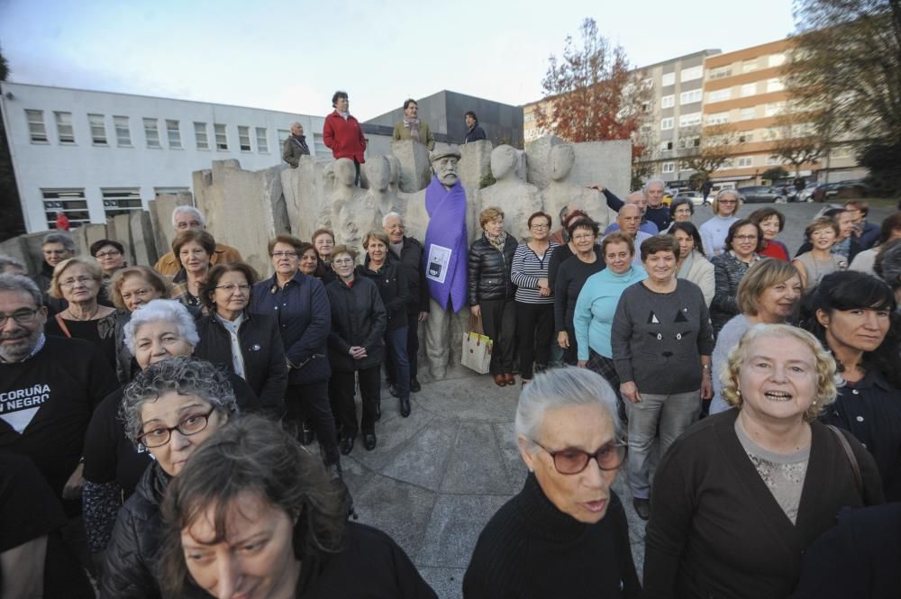 Concentración y colocación de lazo junto al monumento a Pablo Iglesias, dentro de la campaña A Coruña en Negro.