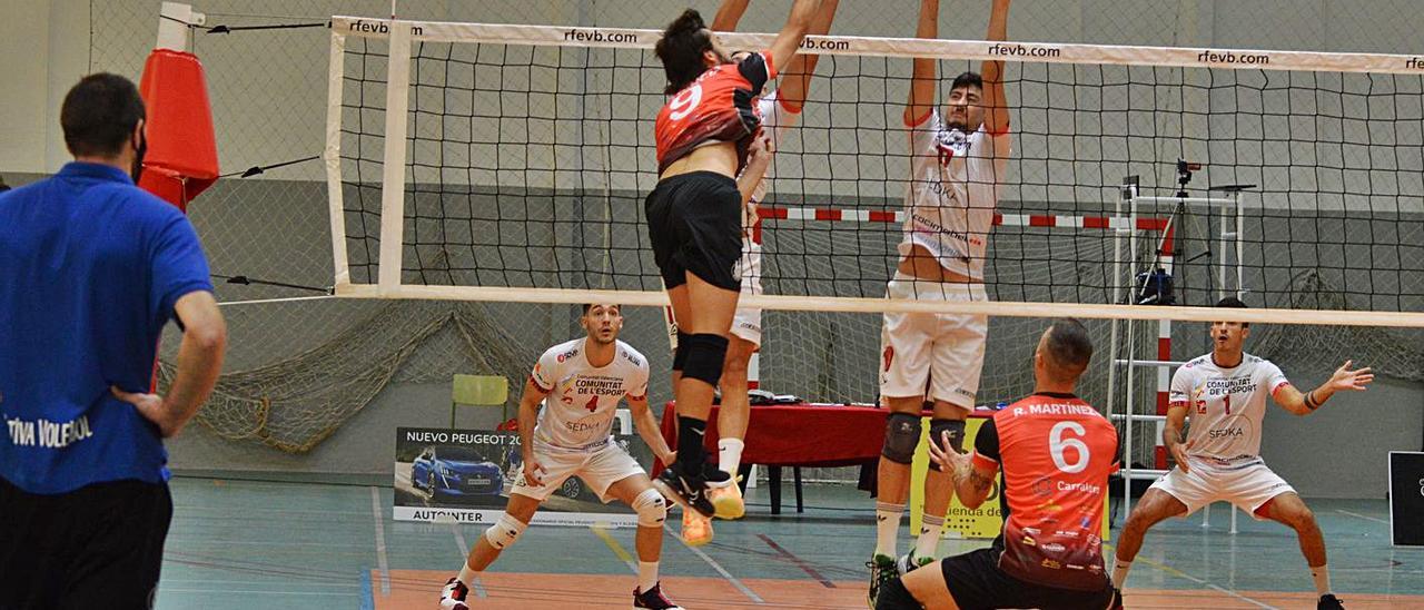 Ataque del equipo masculino del Xàtiva Voleibol de superliga 2 ante el Villena-Petrer.