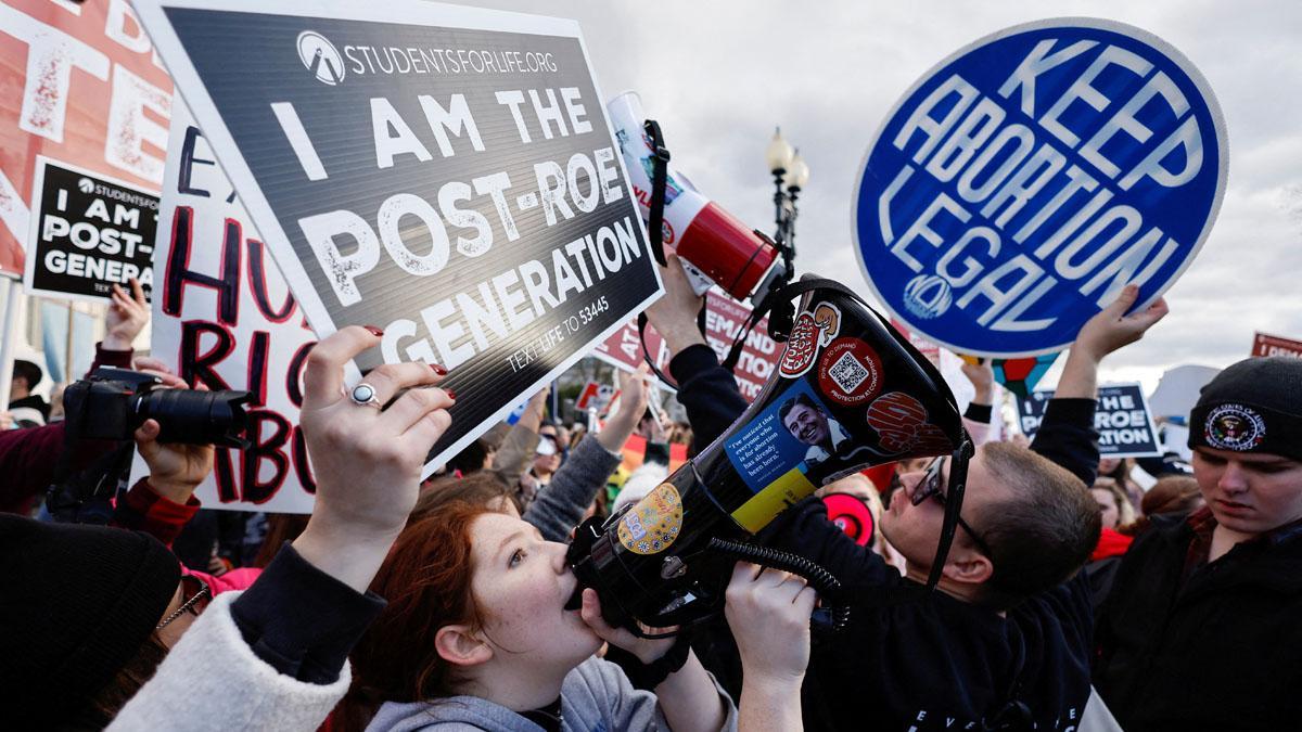 Activistas por el derecho al aborto y manifestantes contra el aborto sostienen carteles durante la &quot;Marcha por la Vida&quot;, en Washington.