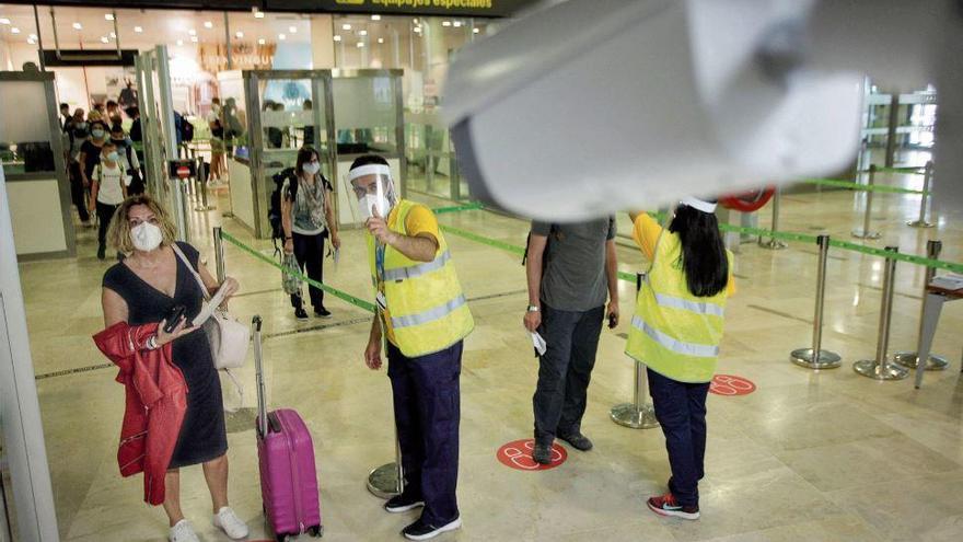 Control de temperatura en la llegada de pasajeros internacionales en el aeropuerto de València.