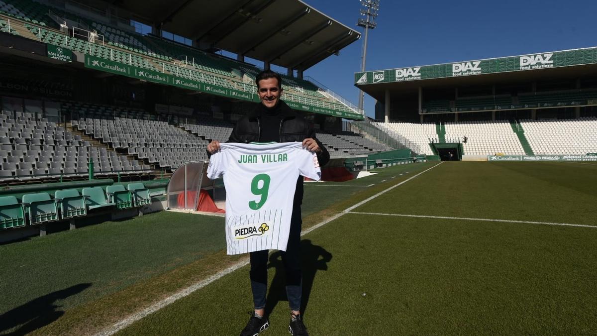 Juan Villar, con el dorsal que lucirá en el Córdoba CF.