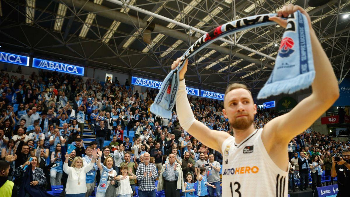 Dzanan Musa, con una bufanda del Breogán