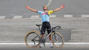 Remco Evenepoel celebra la medalla de oro.