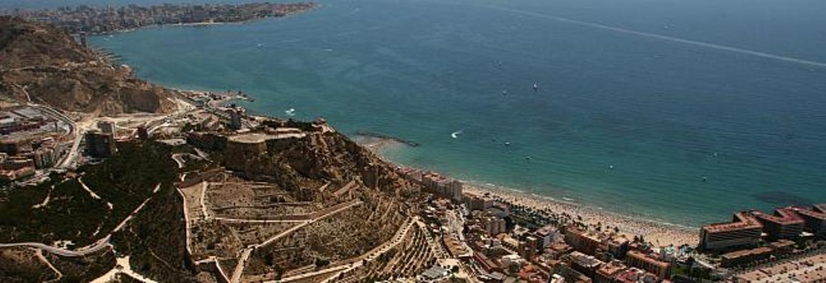 Vista de parte del frente litoral alicantino a partir de la plaza de la Puerta del Mar, gran parte del cual podrán disfrutar los ciudadanos cada domingo por la mañana para practicar deporte o simplemente pasear al aire libre sin correr el riesgo que suponen los vehículos a motor para los peatones