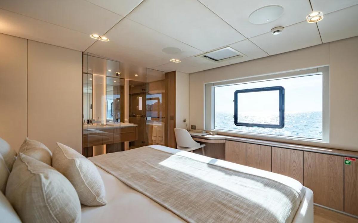 Galería: 'Petite Belle', el catamarán de 16,5 millones que no pasa desapercibido en el puerto de Ibiza