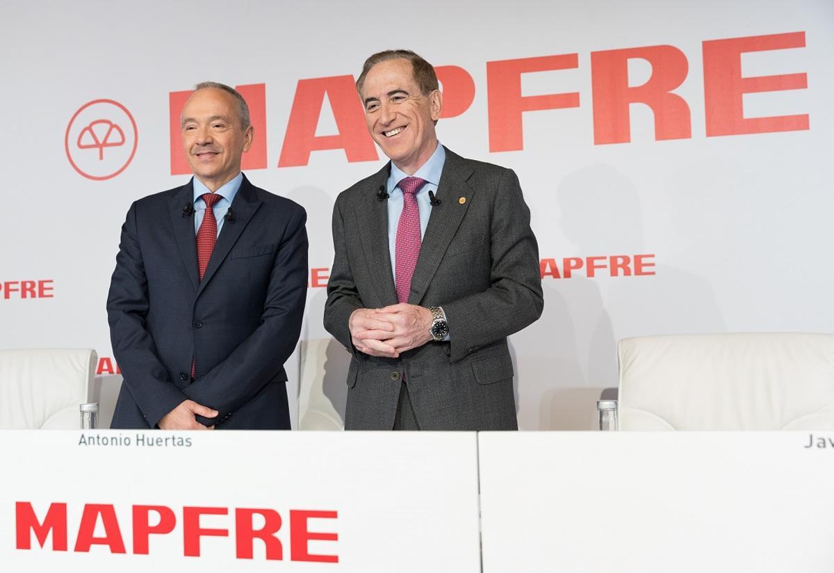 De izquierda a derecha, Fernando Mata, director general corporativo financiero de Mapfre, y Antonio Huertas, presidente de Mapfre.