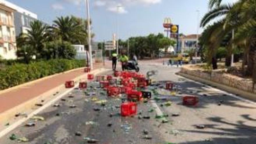 Cientos de botellines, esparcidos en una calle de Xàbia