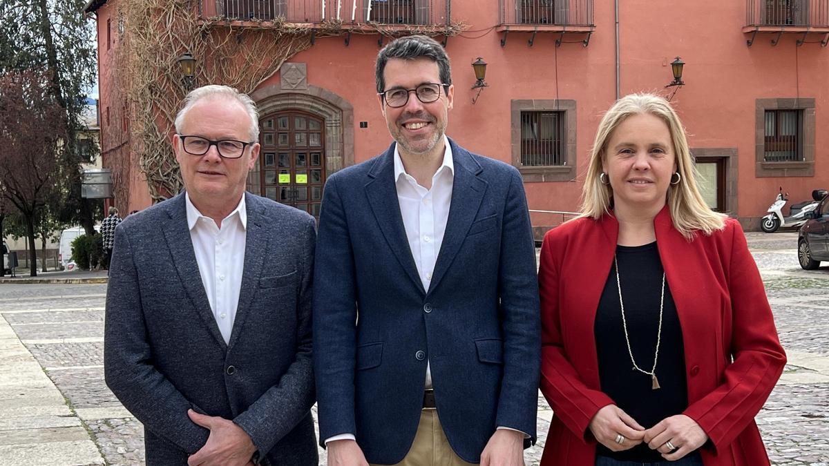 L'exalcalde de la Seu d'Urgell, Albert Batalla (centre); l'expresident del Consell Comarcal de l'Alt Urgell, Jesus Fierro; la tercera tinent d'alcalde de l'Ajuntament de la Seu, Mireia Font