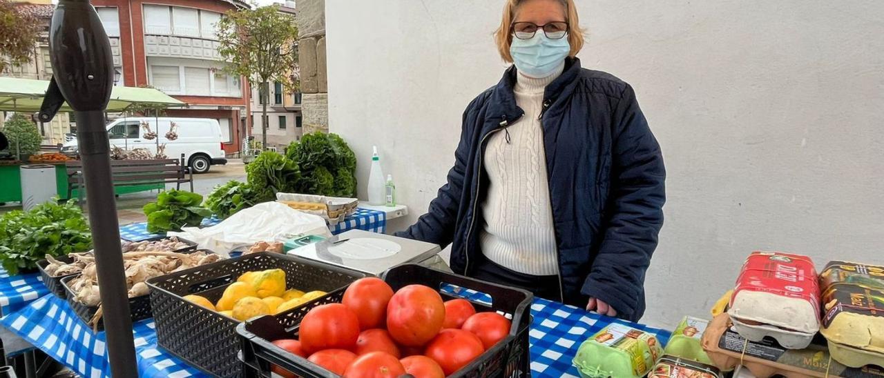 Sabina Gago, en su puesto del mercado de Noreña. | I. G.