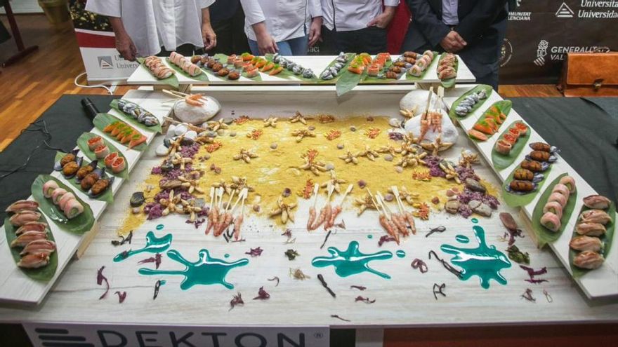 Víctor Rodrigo elabora una playa comestible en la Universidad de Alicante