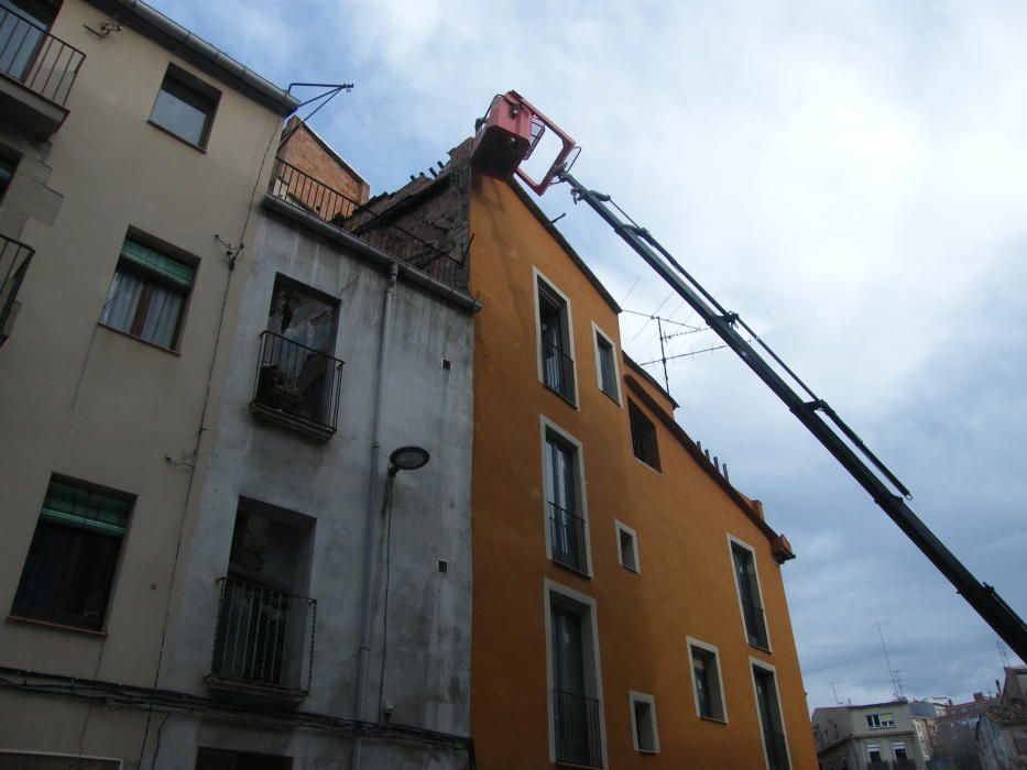 Obres d'enderrocament de dos edificis als Drets