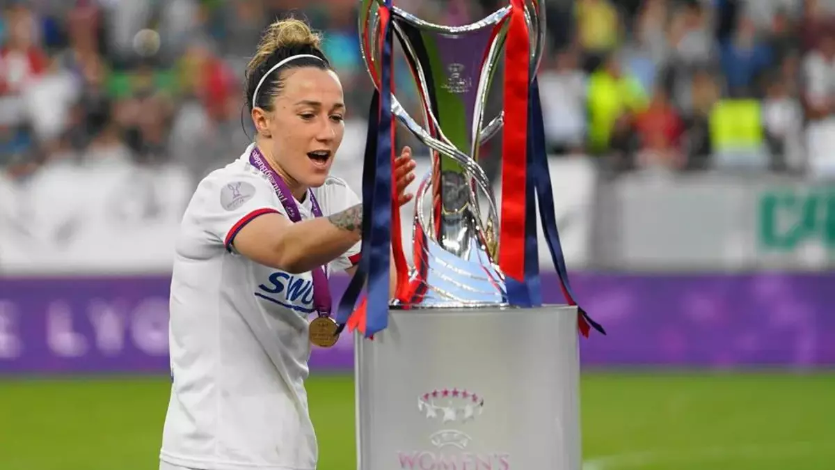 Lucy Bronze ganando la Champions con el Lyon