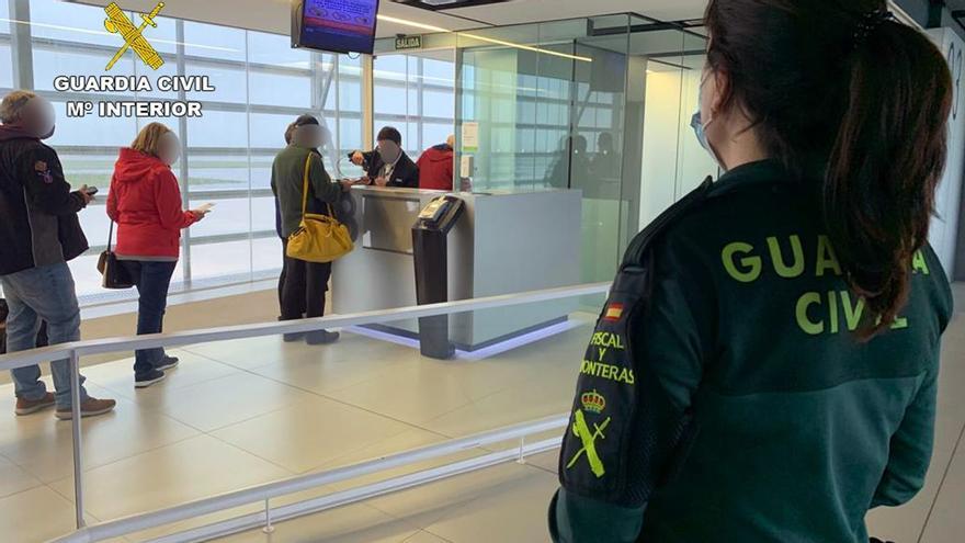 Detenido en el aeropuerto de Corvera al tratar de llevarse a una menor a Marruecos