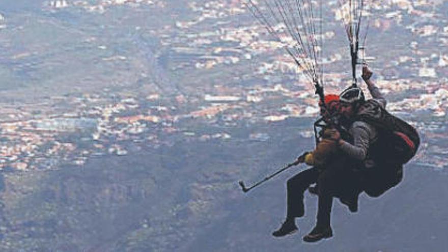 Dos personas practican el parapente