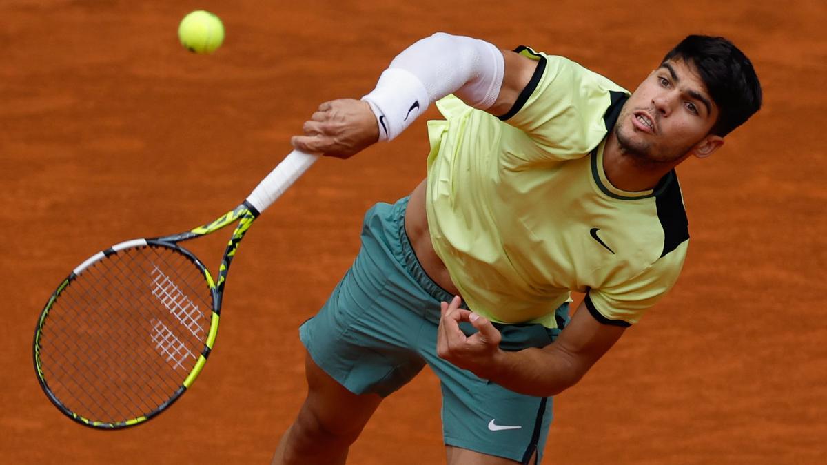 Carlos Alcaraz realiza un saque en el partido ante Struff