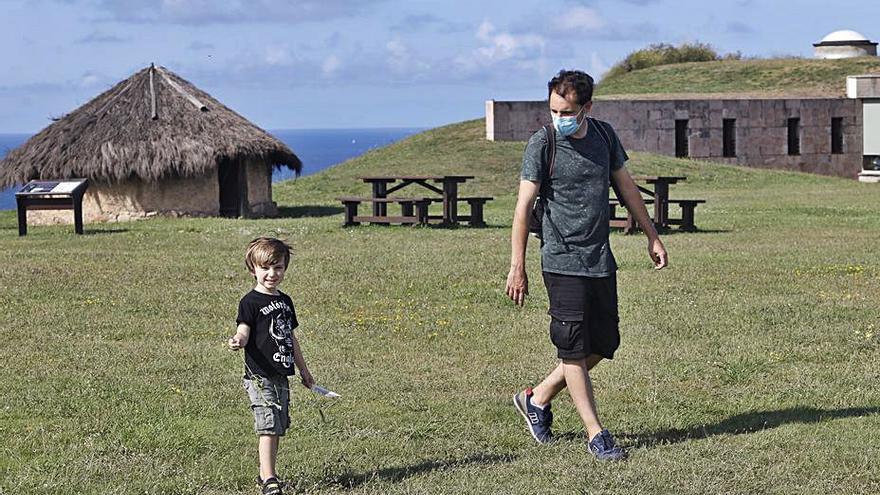 Jorge González, junto a su hijo Víctor, en el parque arqueológico. | M.L.